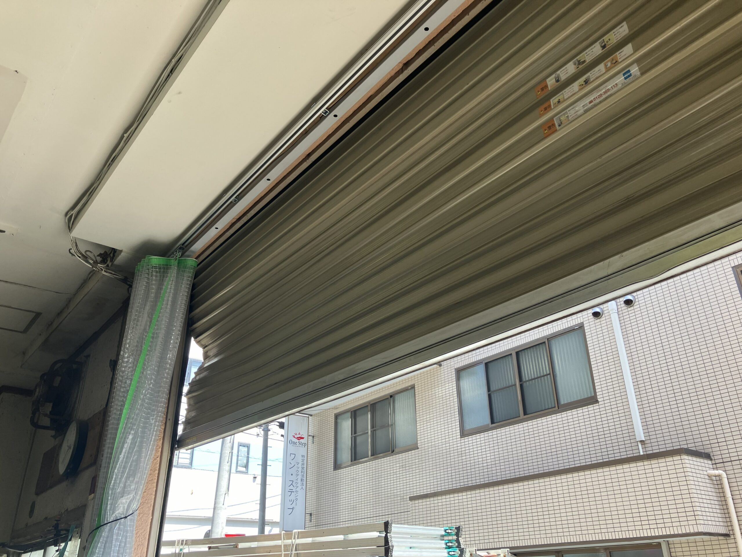 スラットが外れて隙間ができたシャッター