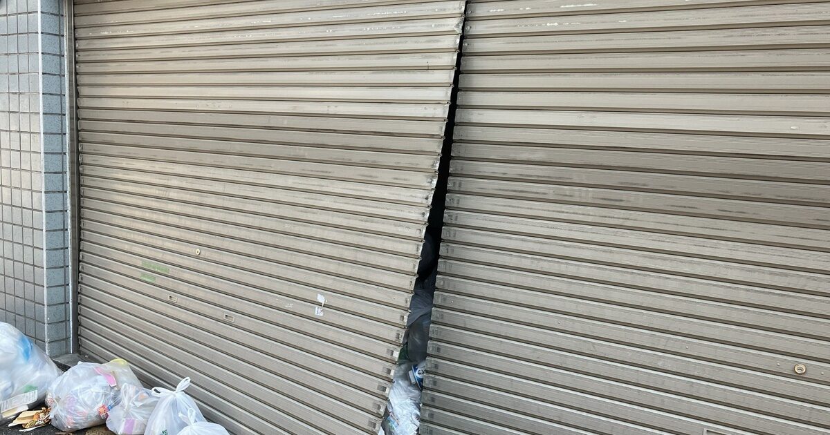 放置された店舗のシャッター