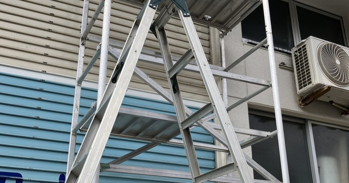 シャッター修理のために組まれた足場