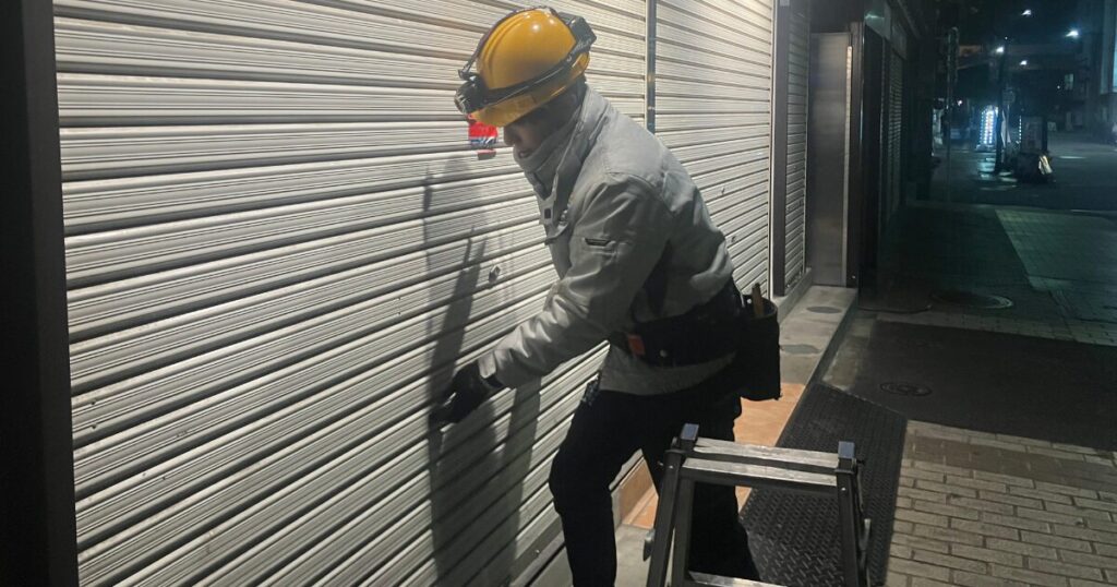 シャッター修理をしている作業員